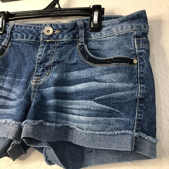 L.E.I Ashley Lowrise Denim Shorts Y2K Button Flap Pockets Sz. 11 Blue Jean Short - Picture 3 of 9